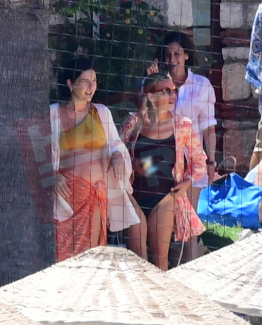 Bebek bekleyen Bergüzar Korel'in Fethiye tatili sürüyor ...