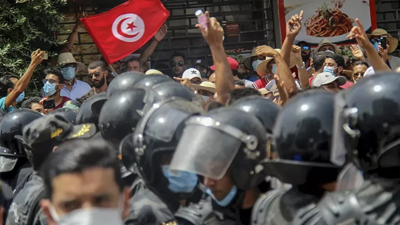 Tunus'ta güvenlik güçleri Al Jazeera ofisini bastı!