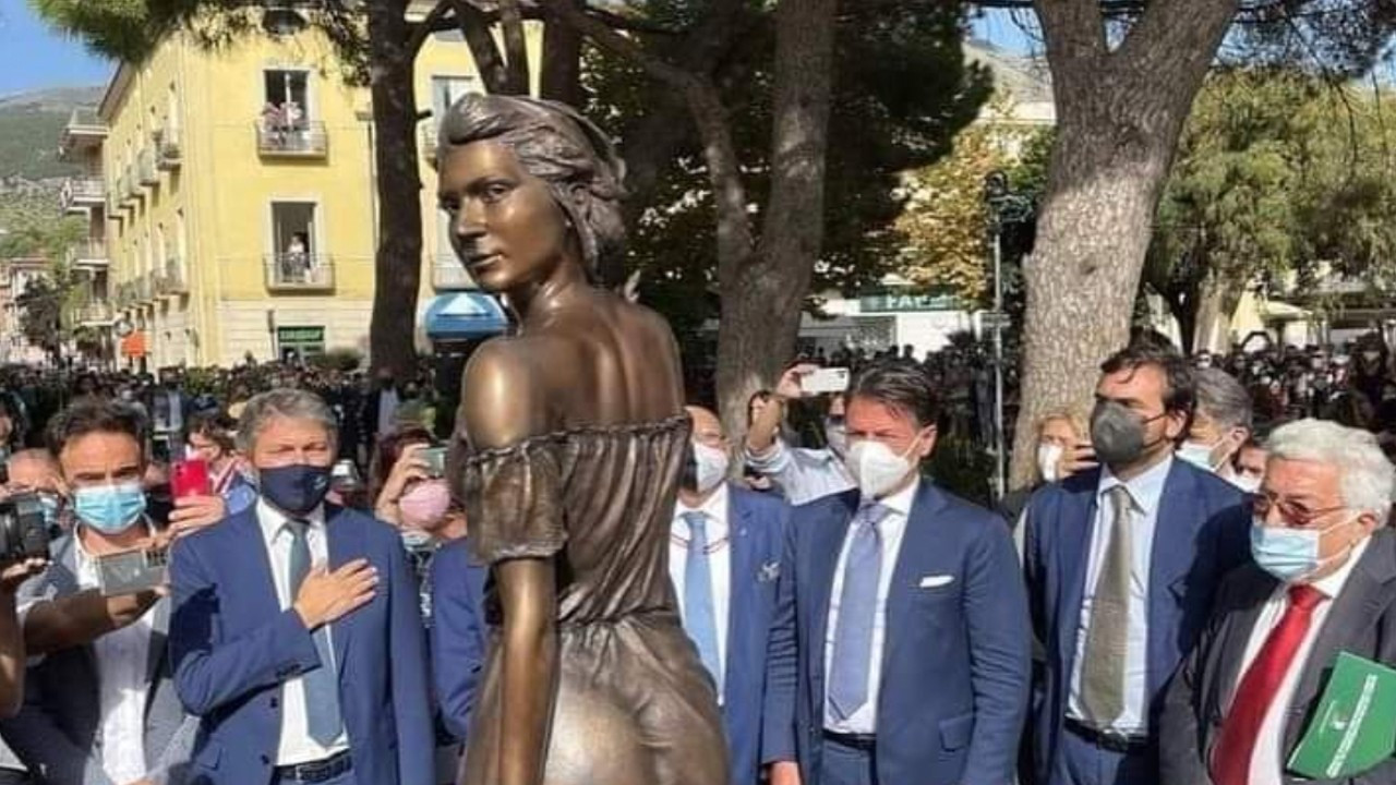 Transparan kadın heykeli krize neden oldu