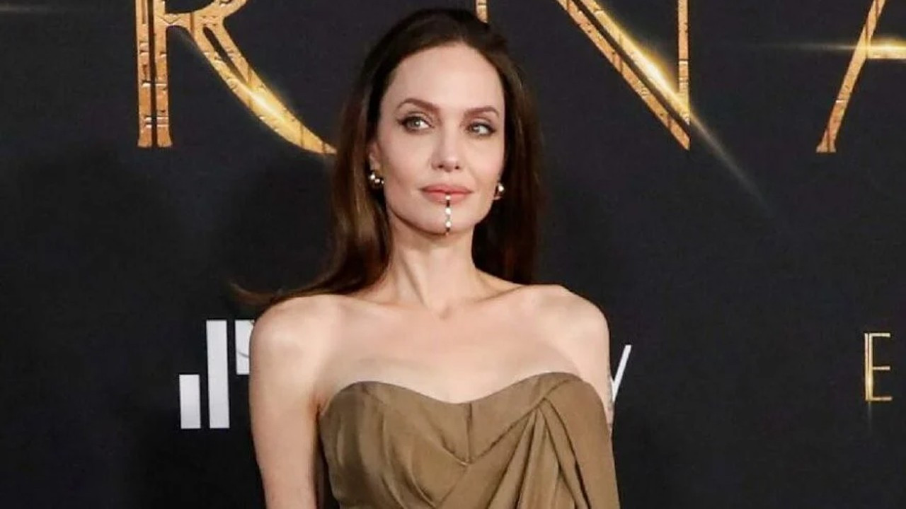 Angelina Jolie çenesine taktığı mücevher ile olay oldu