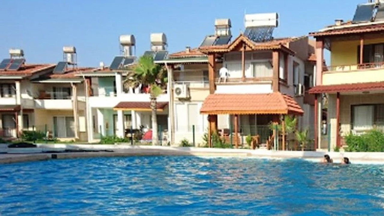 Sümer Holding'e ait tatil sitesindeki villalar bakımsızlıktan çürüdü