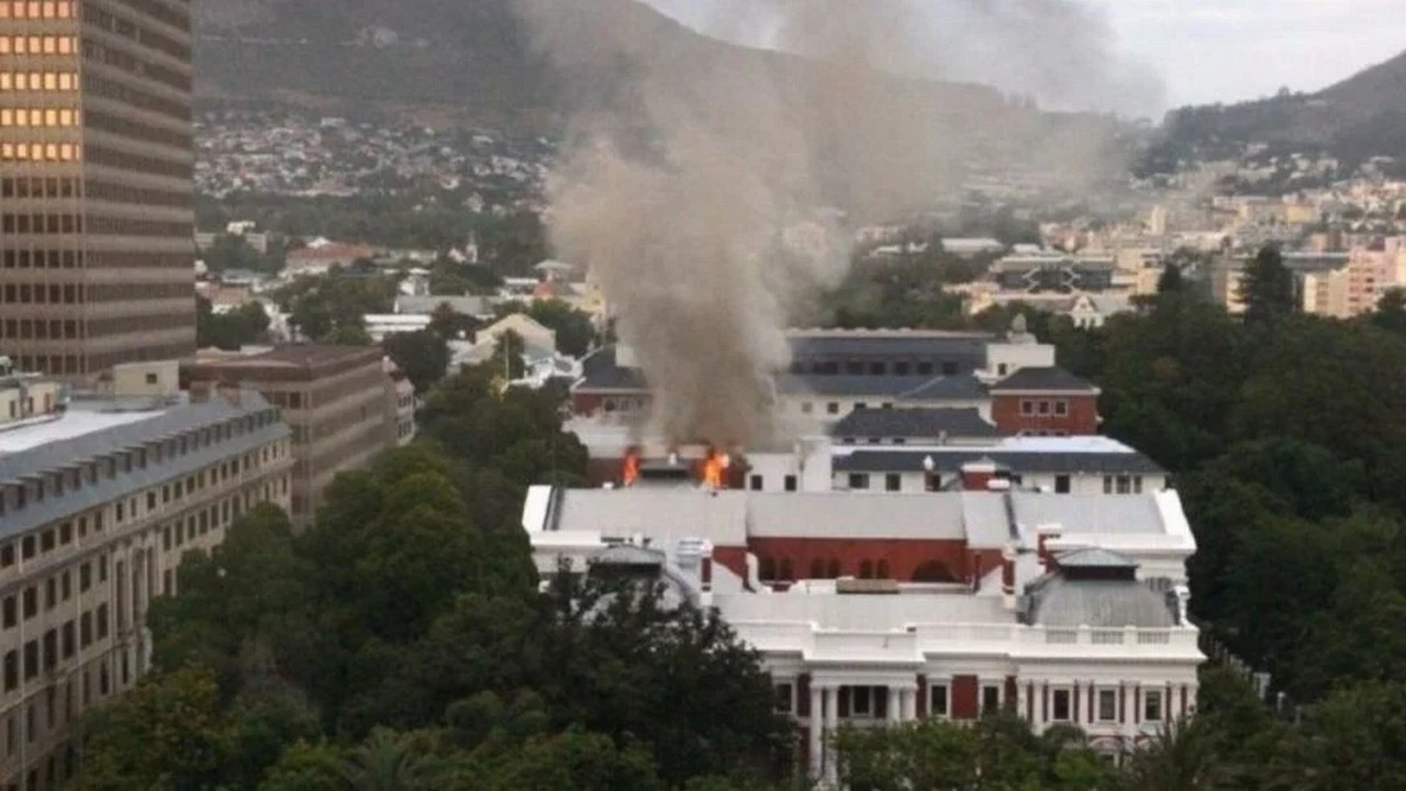 Güney Afrika parlamentosunda yangın çıktı