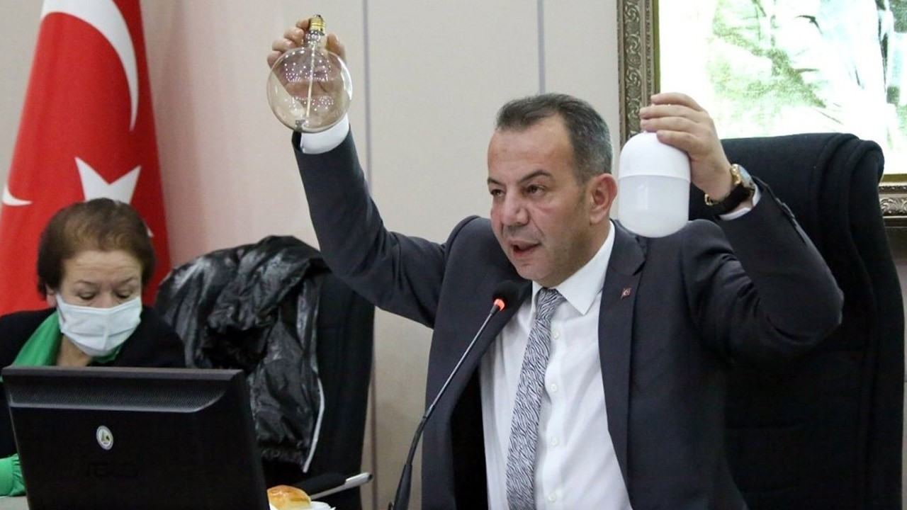 Tanju Özcan Meclis'te ampul patlattı!