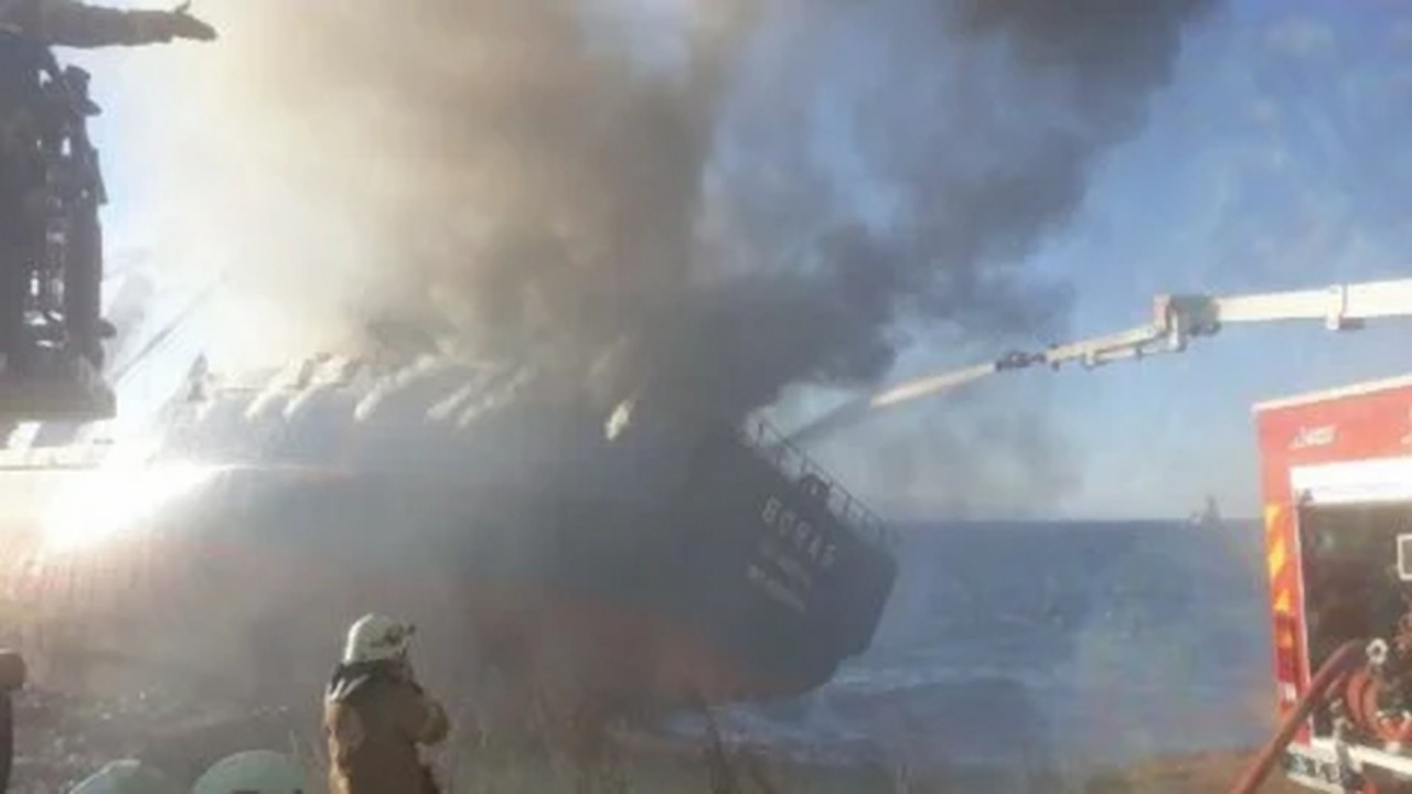 İstanbul'da kuru yük gemisi yanıyor