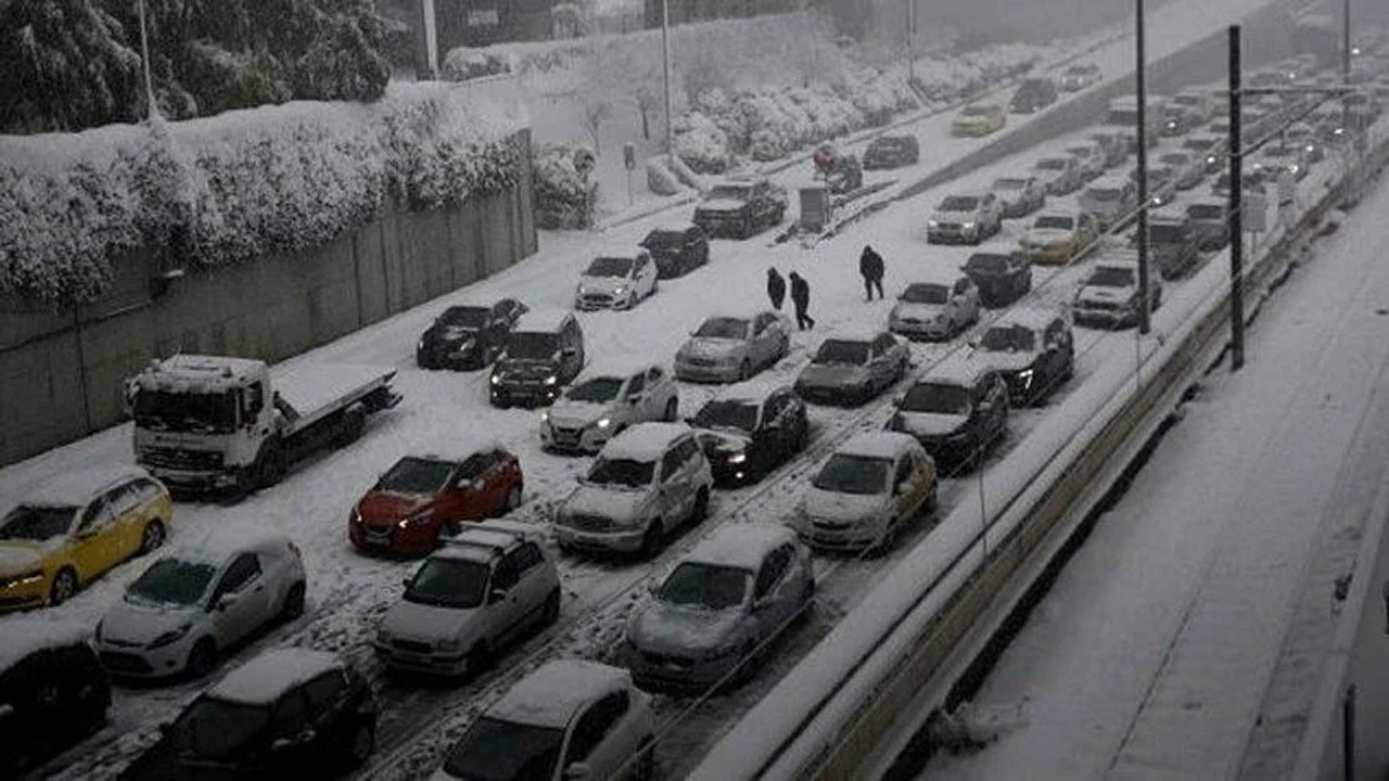 Yunanistan'da kar yağışına teslim oldu