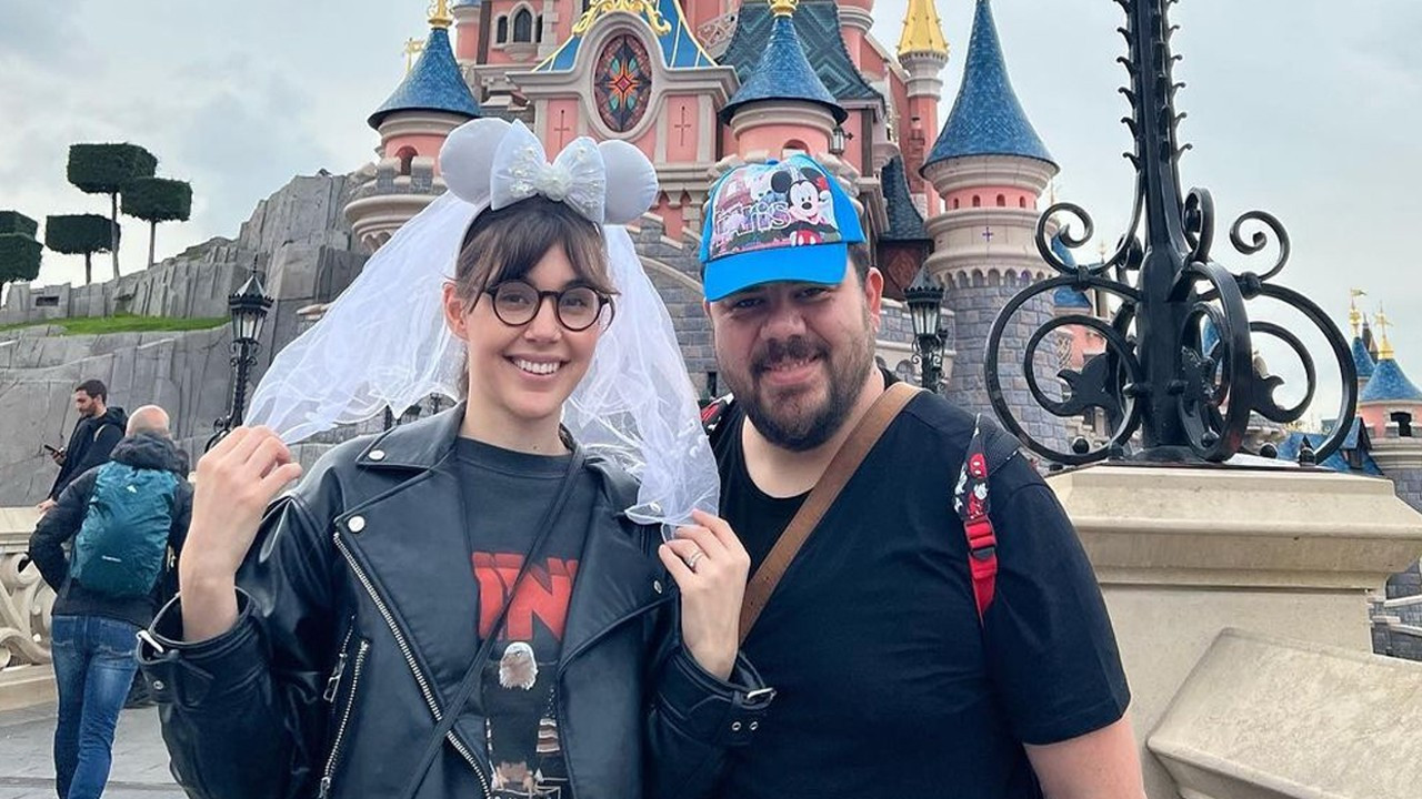 Yenenler çifti çocuklarını İstanbul'da bırakıp Disneyland'a gitti!