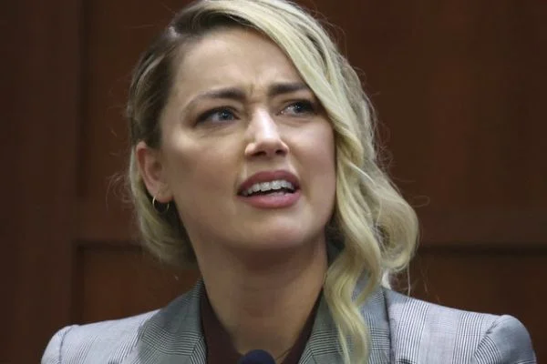 Johnny Depp’ten Amber Heard’e şarkılı gönderme