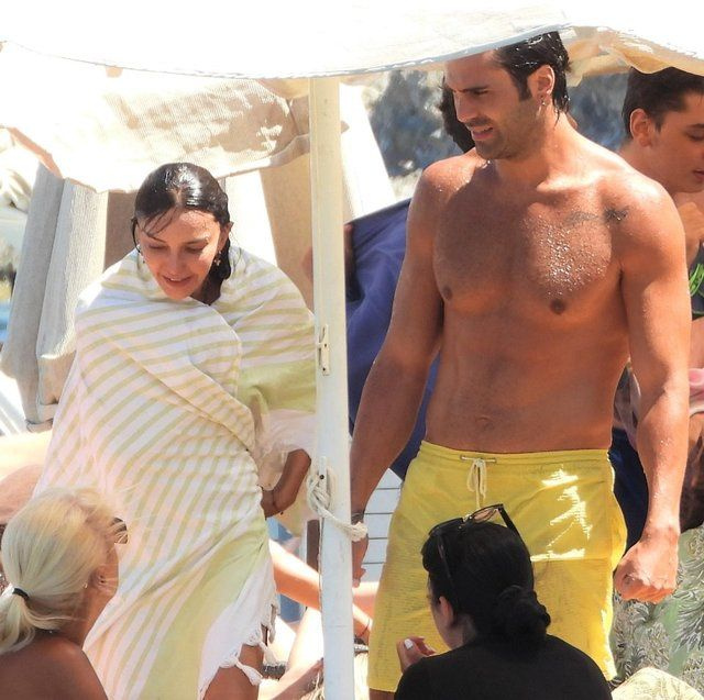 Hande Ataizi ve genç sevgilisinin Bodrum keyfi sürüyor
