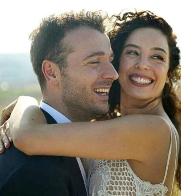 Azra Akın'ın aile saadeti