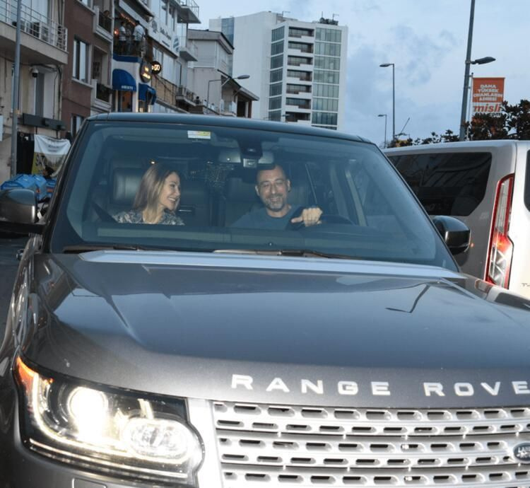 Demet Şener ve Tolga Arman otomobilde bile el ele