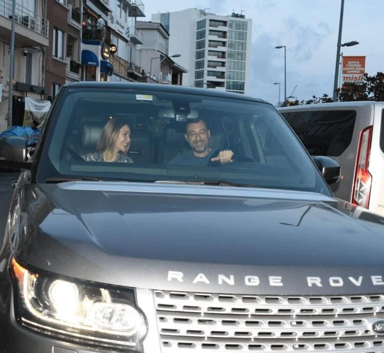 Demet Şener ve Tolga Arman otomobilde bile el ele