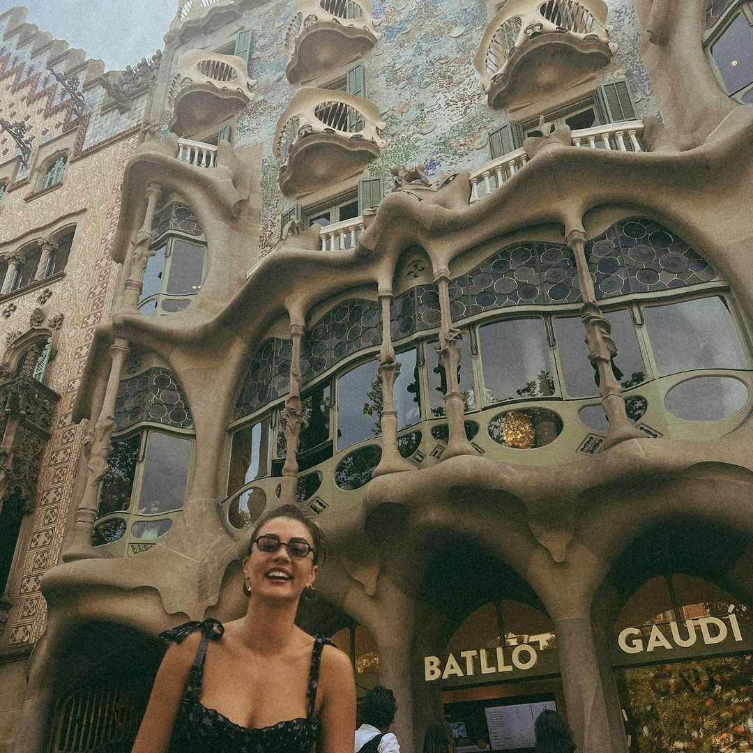 Burcu Özberk tatile doymuyor