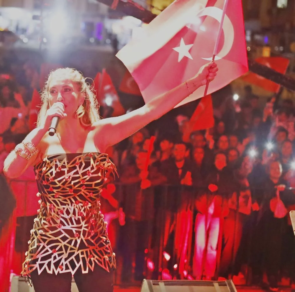 Nadide Sultan 38 derece ateşle Manisalıları coşturdu