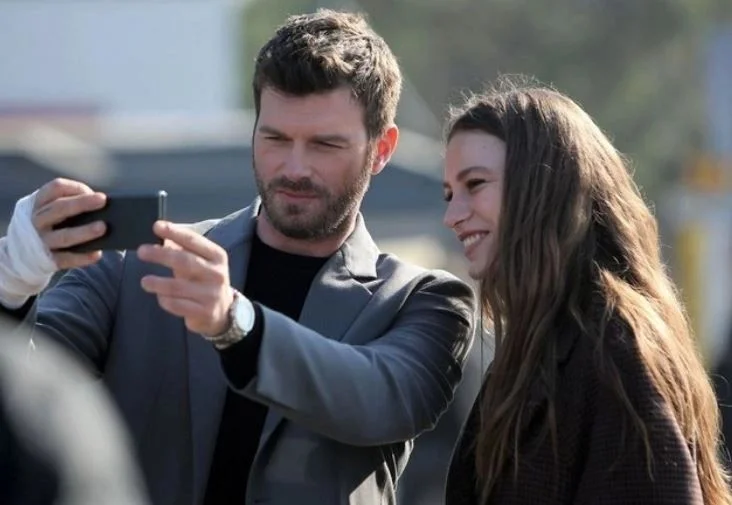 Serenay Sarıkaya ve Kıvanç Tatlıtuğ'u buluşturan diziden ilk kareler