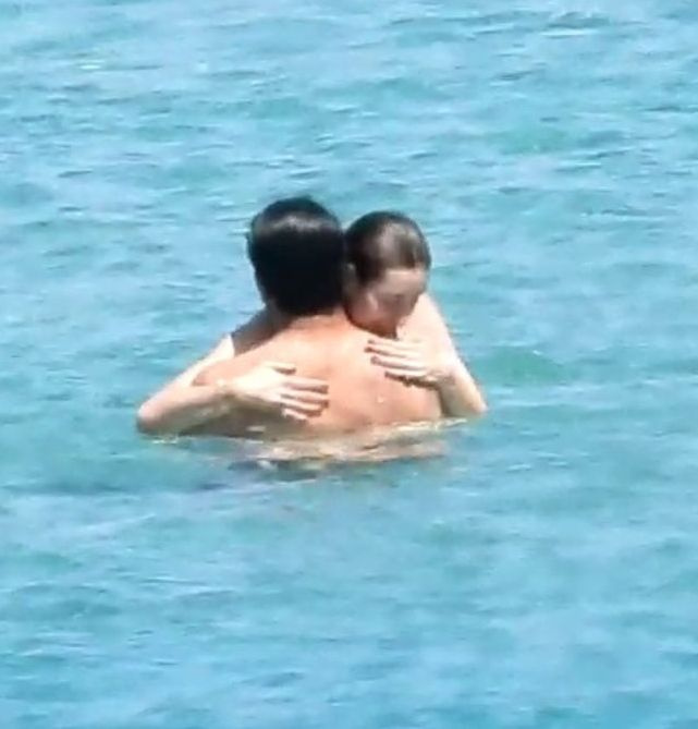 Sinem Kobal denizde aşka geldi! Kenan İmirzalıoğlu apar topar denizden çıktı