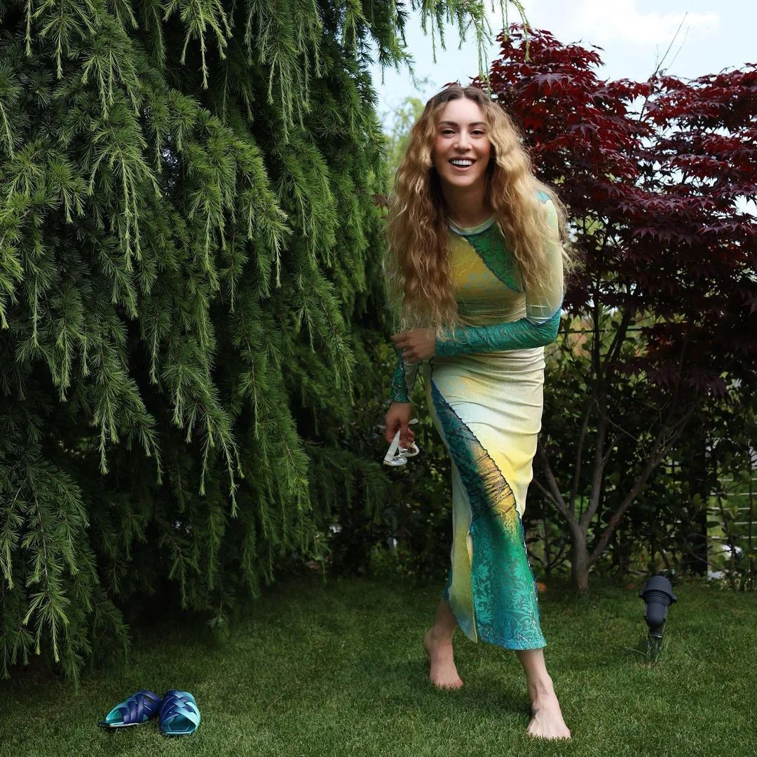 Sinem Kobal yeni pozlarıyla sosyal medyayı renklendirdi