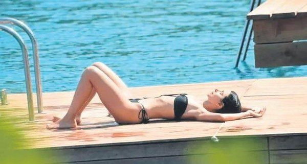 Nesrin Cavadzede bikinisini 5 milyon TL için mi çıkardı?