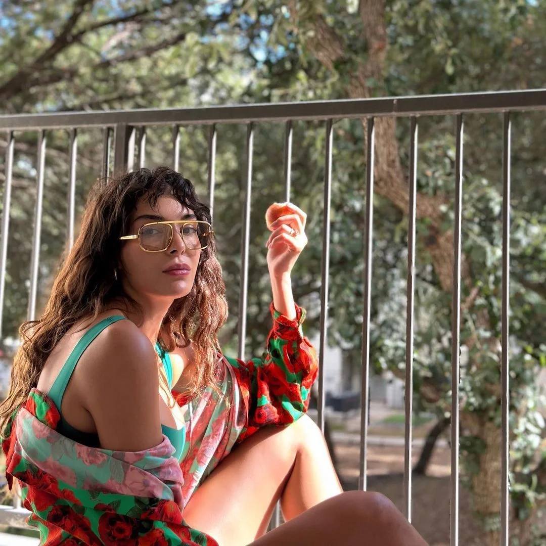 Ebru Şahin'in yaza veda etmeye niyeti yok