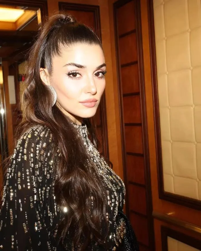Hande Erçel'in Suudi Arabistan tarzına beğeni yağdı