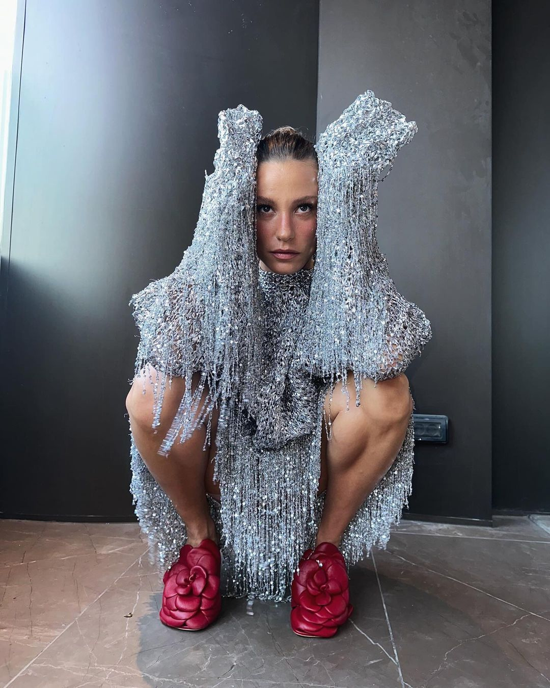 Serenay Sarıkaya'nın pırıltılı elbisesiyle sosyal medyayı salladı