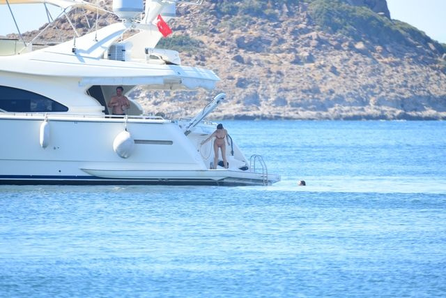 Beren Saat deniz ve güneşin tadını çıkardı