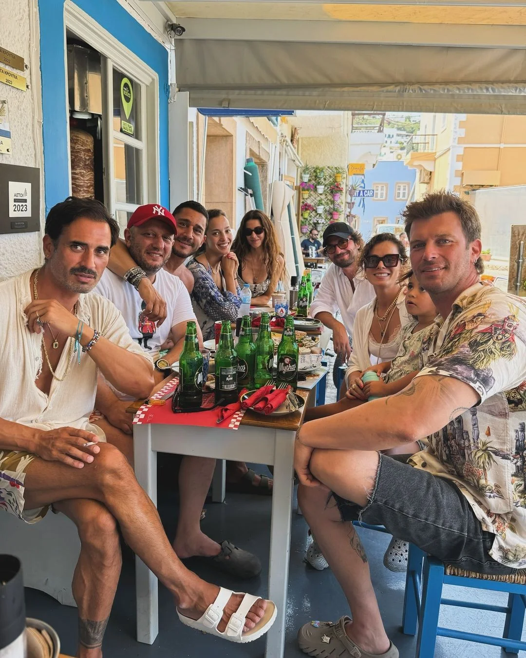 Tatlıtuğ ailesi yaza dostlarıyla Marathi Adası'nda veda etti