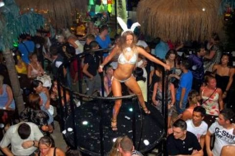 YÜREK HOPLATAN PLAYBOY GECESİ - Sayfa 1